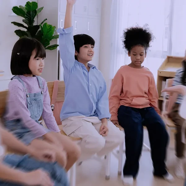gruppo di bambini in cerchio un alza la mano