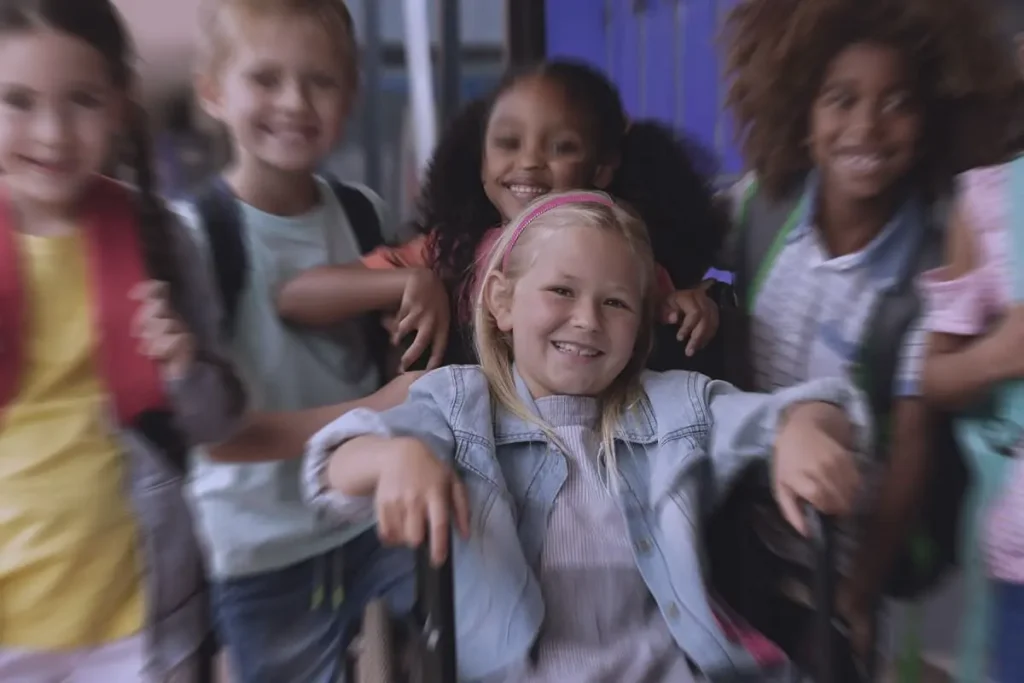 Barriere (1) bambina su sedia a rotelle con molti amici