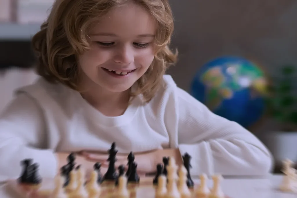 COSAsonoIBES4_4_11zon bambina davanti a una scacchiera