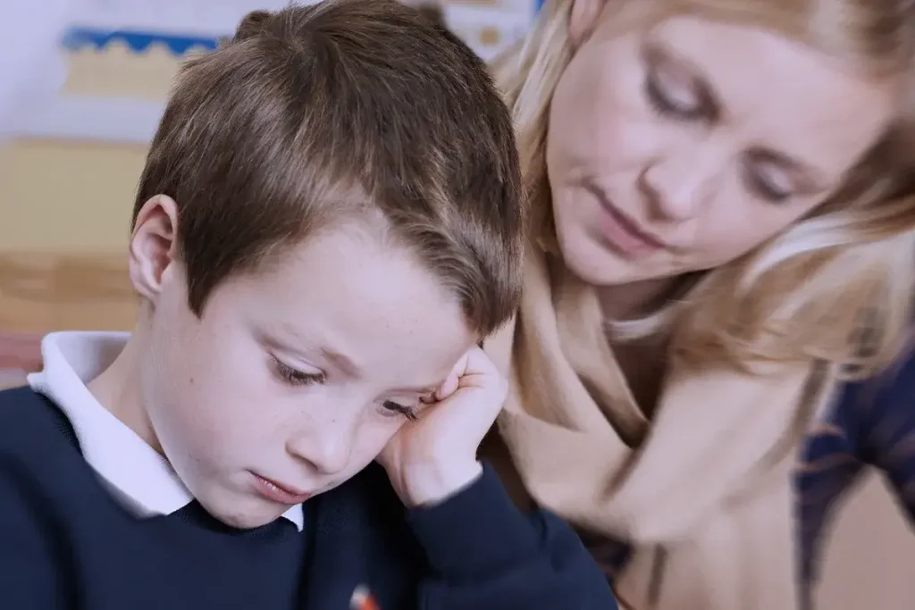 insegnante che aiuta un bambino a scrivere