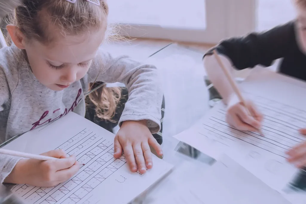 DIST_SCRITTURA3_3_11zon bambina che impara a scivere a scuola