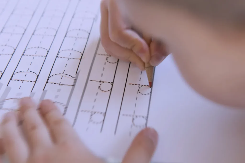 DIST_SCRITTURA4_4_11zon mano di un bambino che scrive la lettera d