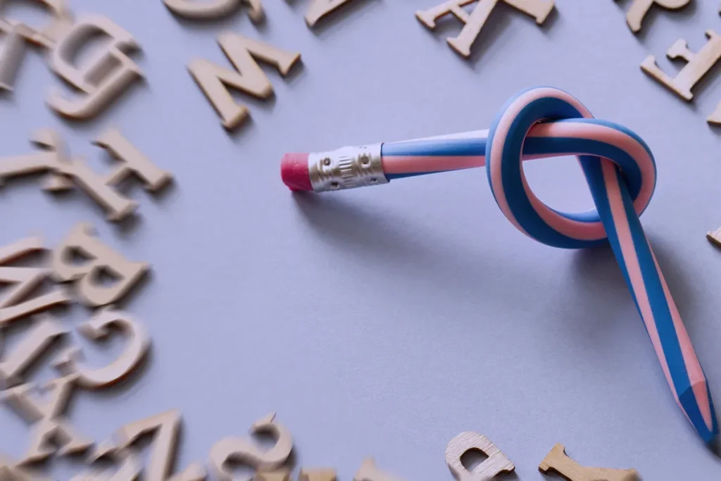 DIST_SCRITTURA5_5_11zon matita attorcigliata e lettere rappresentazione dei disturbi della scrittura