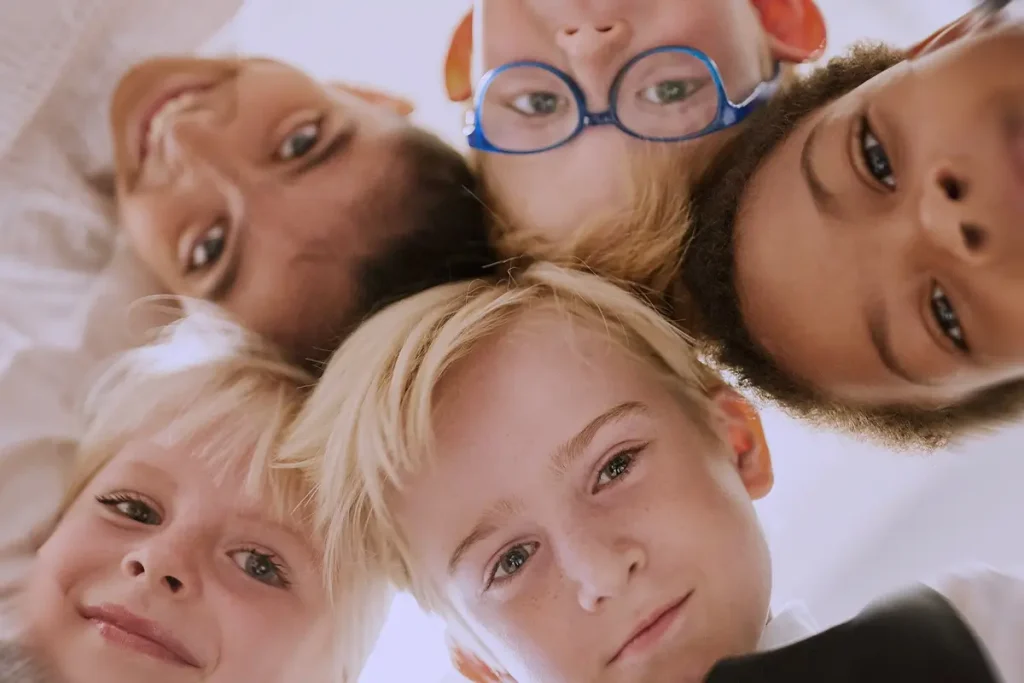 DSA3 Gruppo di bambini diversi tra loro, clima inclusivo e collaborazione in classe