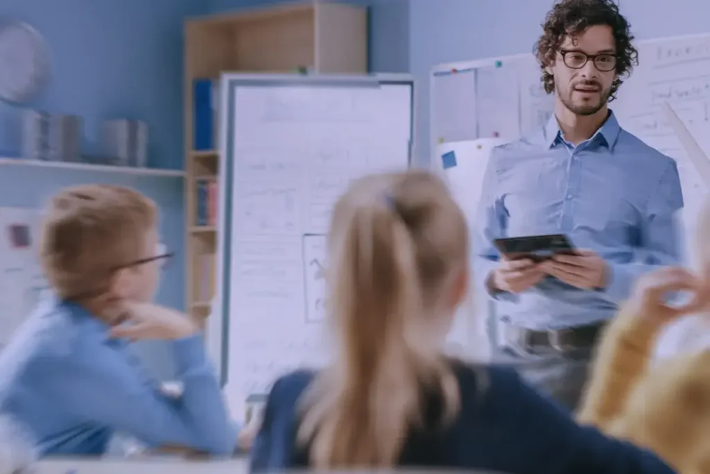 PROFILO3_3_11zon professore insegna davanti a una classe di bambini