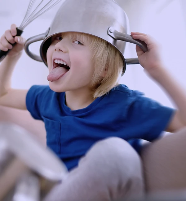 Bambino gioca in modo creativo e simbolico, espressione di energia e immaginazione