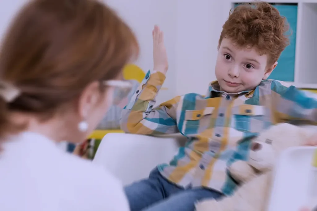 SCUOLAeADHD2 Insegnante dialoga con un bambino durante un momento di attenzione individuale in classe