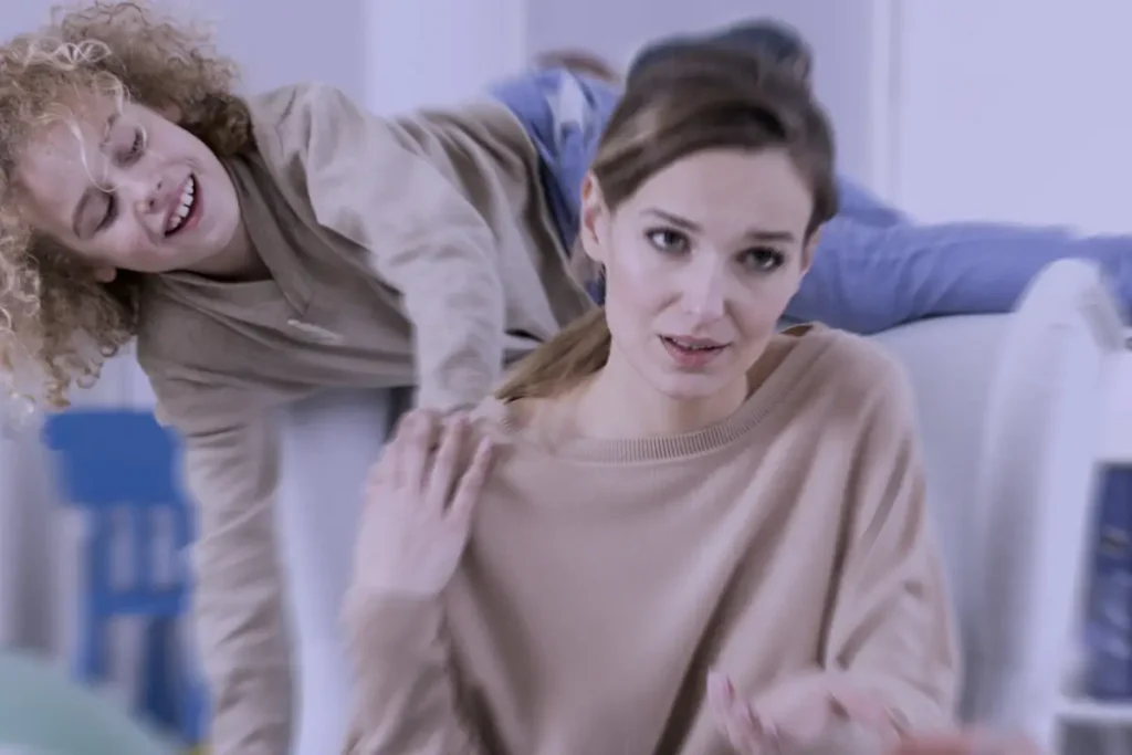 SCUOLAeADHD3 dulto accoglie e sostiene un bambino in un momento di regolazione emotiva