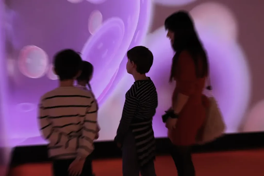 DidatticaMIRI_2 Bambini e insegnante in aula Miri davanti a contenuti immersivi proiettati, apprendimento attraverso immagini e gioco