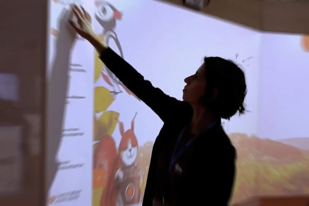 DidatticaMIRI_3 Docente interagisce con una proiezione in aula Miri durante un’attività di narrazione immersiva