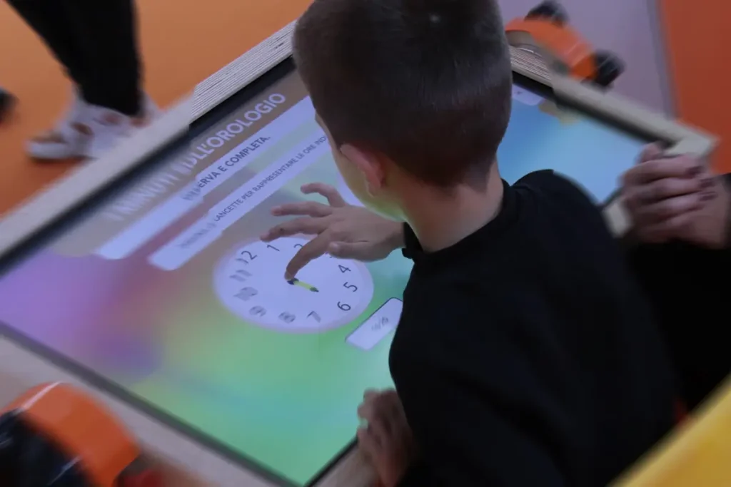 PINGUIN_3 Bambino alla scuola dell’infanzia interagisce con il banco Pinguin in un’attività di classificazione e associazione