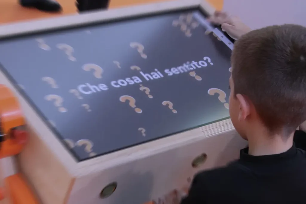 PINGUIN_4 Schermata di riflessione al banco interattivo Pinguin: 'Che cosa hai sentito?'