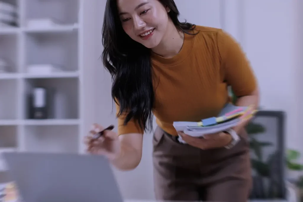 Professionista che lavora al computer con appunti e post-it durante una sessione di studio sulla piattaforma Eduxia